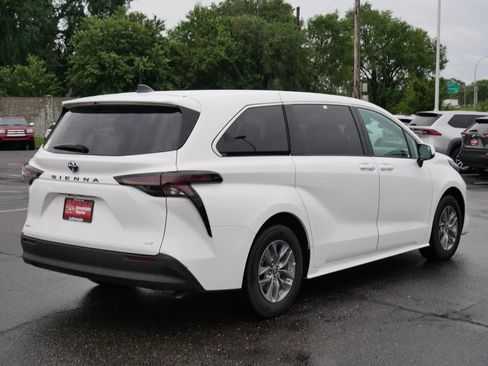 Certified 2025 Toyota Sienna LE FWD image 7