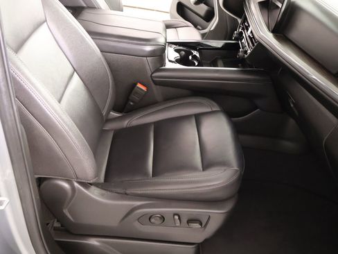 Used 2025 Chevrolet Suburban Z71 AWD/4WD image 14