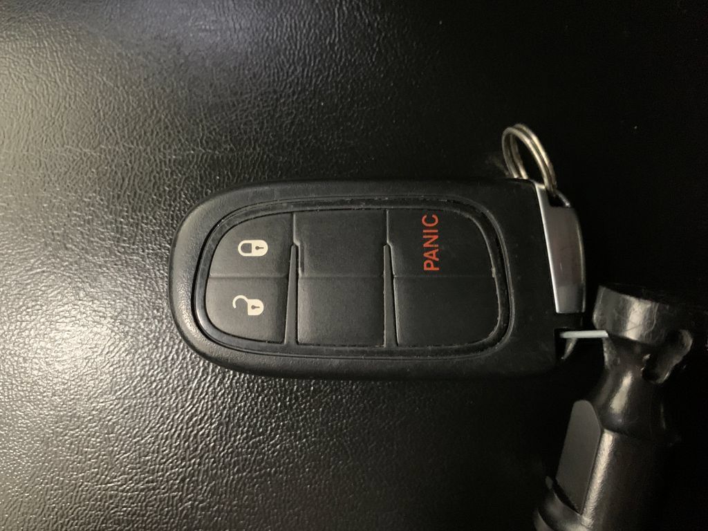 Used 2019 Jeep Cherokee Latitude Plus AWD/4WD image 30