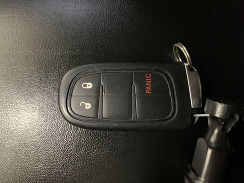 Used 2019 Jeep Cherokee Latitude Plus AWD/4WD image 30