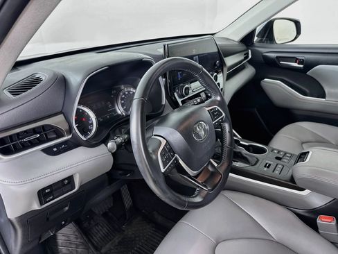 Used 2023 Toyota Highlander XLE AWD/4WD image 10