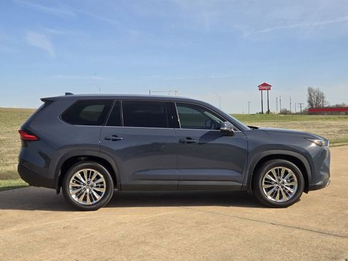 Used 2024 Toyota Grand Highlander Platinum image 7