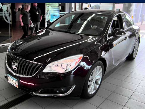 Used 2017 Buick Regal AWD image 1