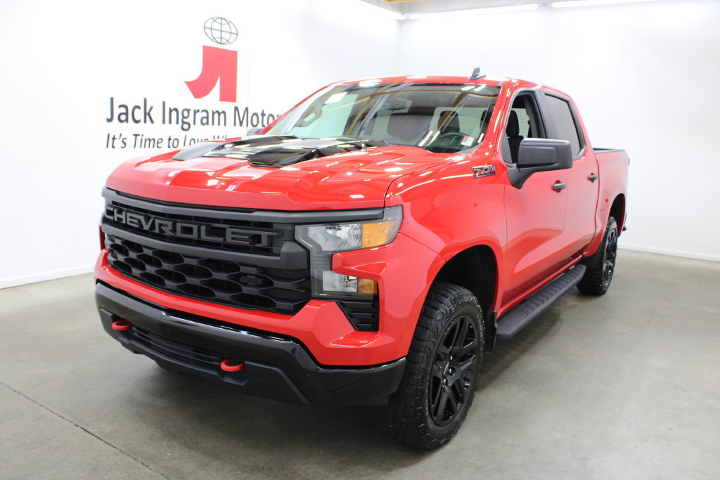 Used 2024 Chevrolet Silverado 1500 Custom Trail Boss w/ LPO, Dark Essentials Package AWD/4WD image 2
