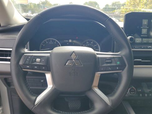 Used 2024 Mitsubishi Outlander SE image 10