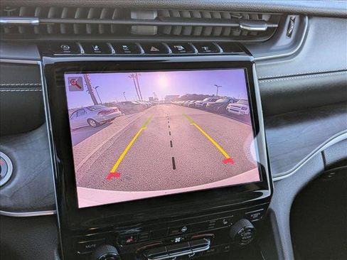 Used 2023 Jeep Grand Cherokee Limited image 13