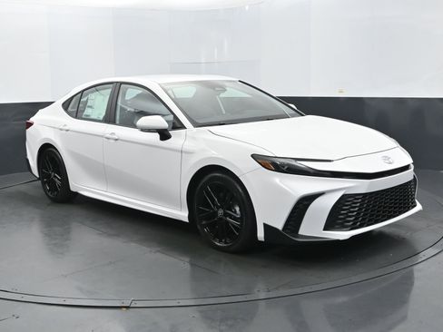 Used 2025 Toyota Camry SE image 7