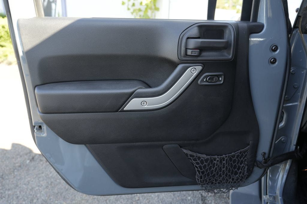 Used 2015 Jeep Wrangler Unlimited Sahara w/ Connectivity Group AWD/4WD image 19