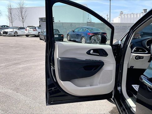 Used 2020 Chrysler Pacifica Limited image 24