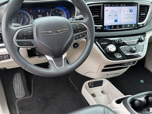 Used 2024 Chrysler Pacifica Touring-L FWD image 16