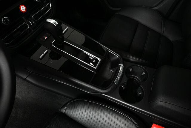 Certified 2026 Porsche Macan AWD/4WD image 18
