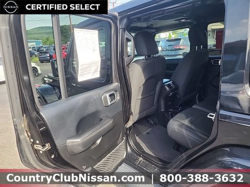 Used 2018 Jeep Wrangler Unlimited Sahara AWD/4WD image 21