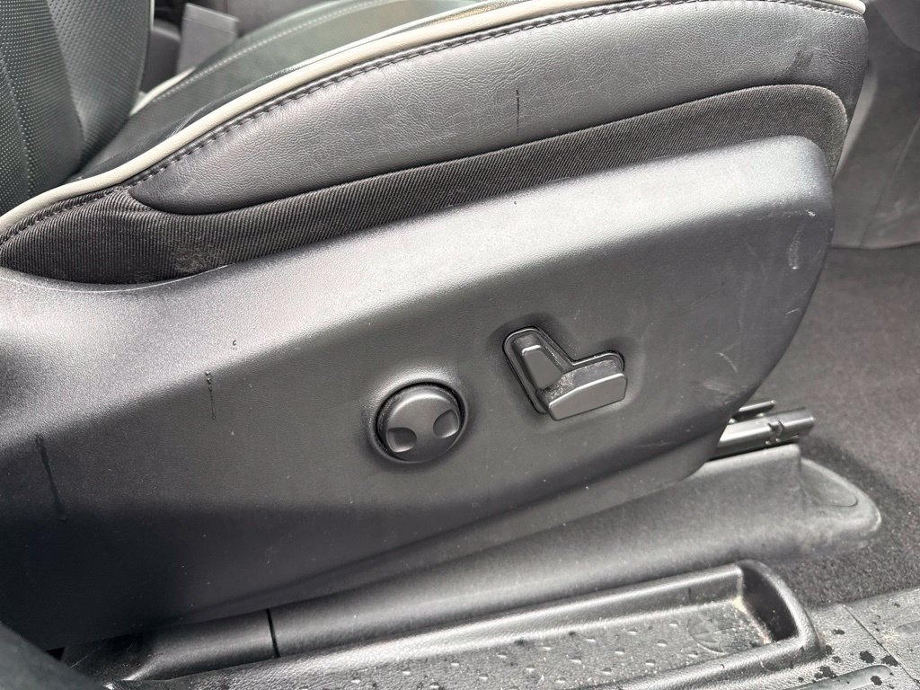 Used 2025 Chrysler Pacifica Limited FWD image 12