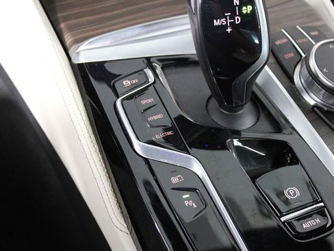 Used 2023 BMW 530e w/ M Sport Package image 24