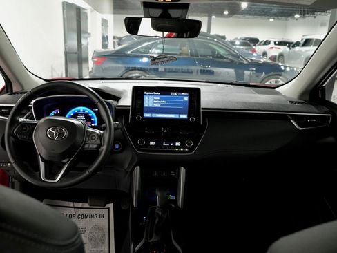 Used 2022 Toyota Corolla Cross XLE image 14