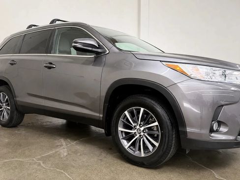 Used 2019 Toyota Highlander XLE FWD image 3