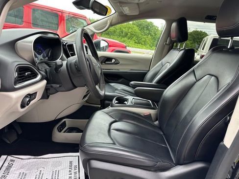 Used 2023 Chrysler Pacifica Touring-L FWD image 13