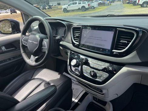 Used 2024 Chrysler Pacifica Touring-L image 21