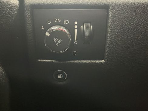 Used 2019 Jeep Grand Cherokee Laredo AWD/4WD image 28