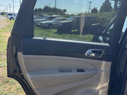 Used 2014 Jeep Grand Cherokee Laredo w/ Security & Convenience Group AWD/4WD image 20