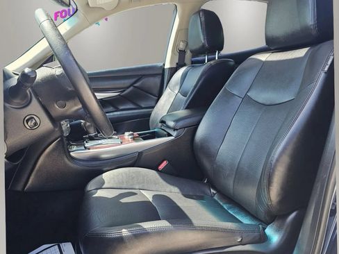 Used 2018 INFINITI Q70 Luxe RWD image 11