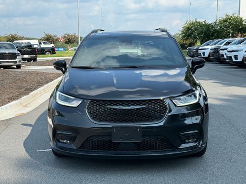 Used 2025 Chrysler Pacifica Limited FWD image 8