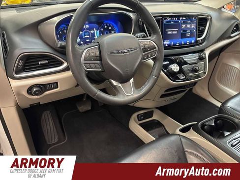 Used 2023 Chrysler Pacifica Touring-L image 9