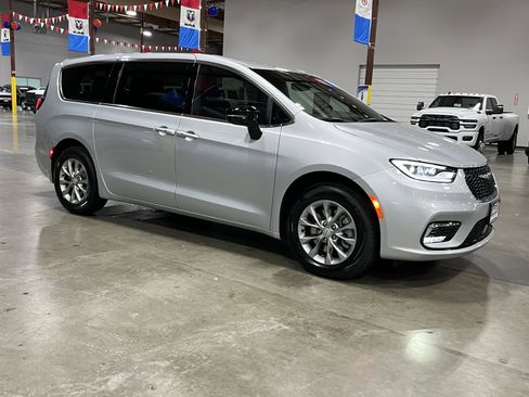New 2026 Chrysler Pacifica Select image 7