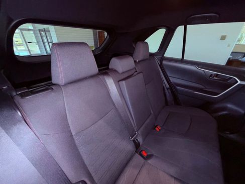 Used 2021 Toyota RAV4 SE image 11