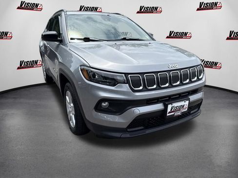 Used 2022 Jeep Compass Latitude w/ Convenience Group AWD/4WD image 3