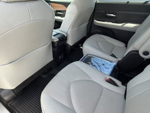 Used 2024 Toyota Grand Highlander AWD image 24