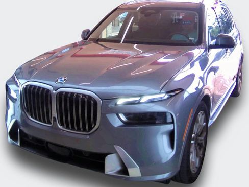 Used 2024 BMW X7 xDrive40i AWD/4WD image 3
