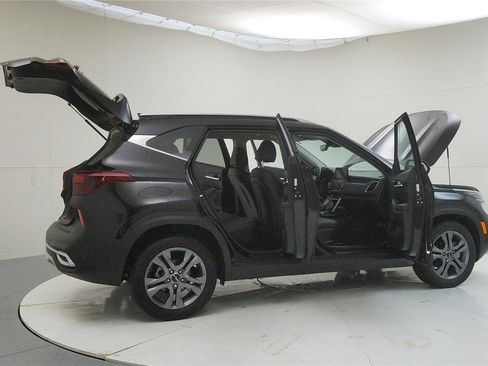 Used 2023 Kia Seltos S w/ Navigation Package image 12