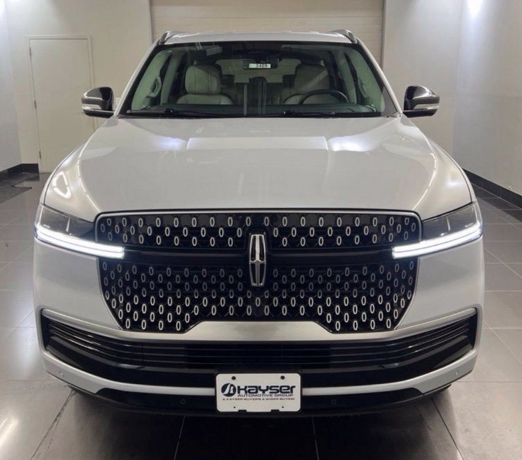 New 2026 Lincoln Navigator Premiere AWD/4WD image 2