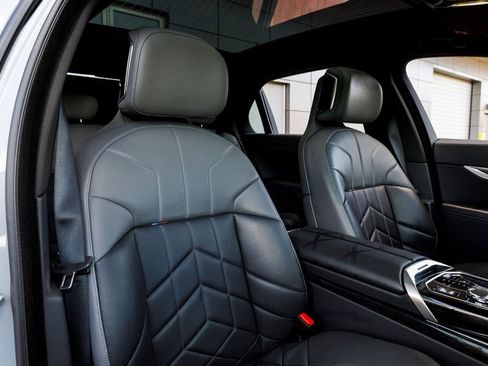 Used 2025 BMW 740i xDrive image 39