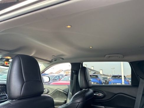 Used 2019 Jeep Cherokee Limited image 13