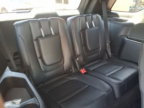 Used 2018 Ford Explorer XLT w/ Equipment Group 202A FWD image 15