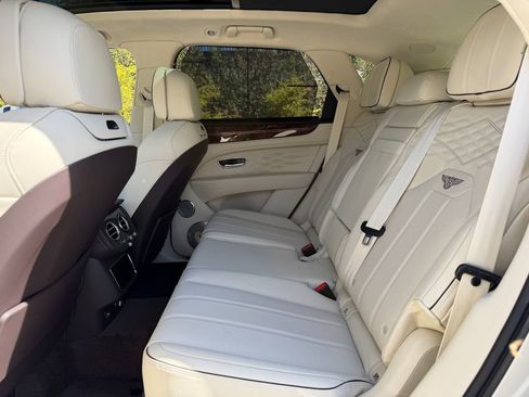 Used 2025 Bentley Bentayga image 40