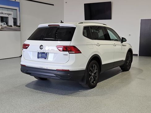Used 2024 Volkswagen Tiguan SE w/ Panoramic Sunroof Package AWD/4WD image 13