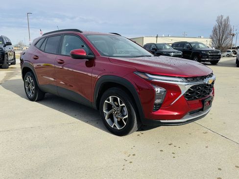 Used 2025 Chevrolet Trax LT w/ LT Convenience Package image 2