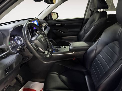 Used 2024 Toyota Highlander XLE FWD image 13