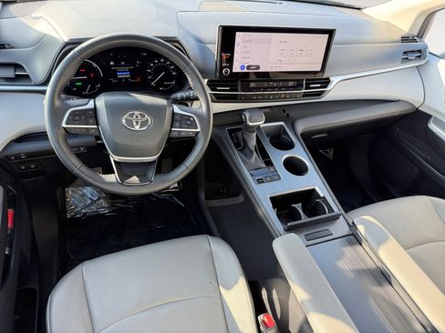 Used 2025 Toyota Sienna XLE image 15