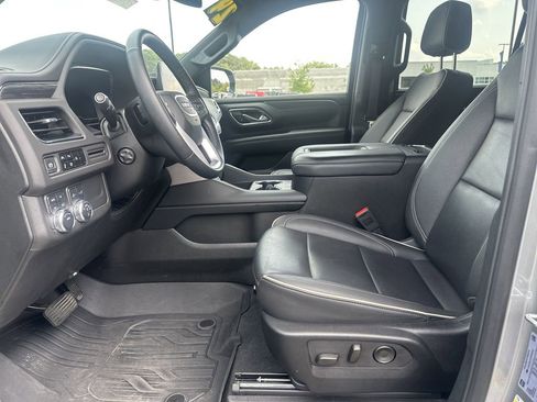 Used 2024 GMC Yukon SLT w/ SLT Luxury Package image 12
