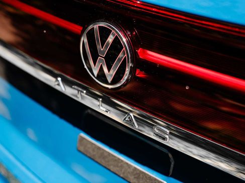 New 2025 Volkswagen Atlas Cross Sport SEL Premium R-Line image 17