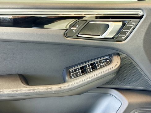 Used 2025 Porsche Macan image 11
