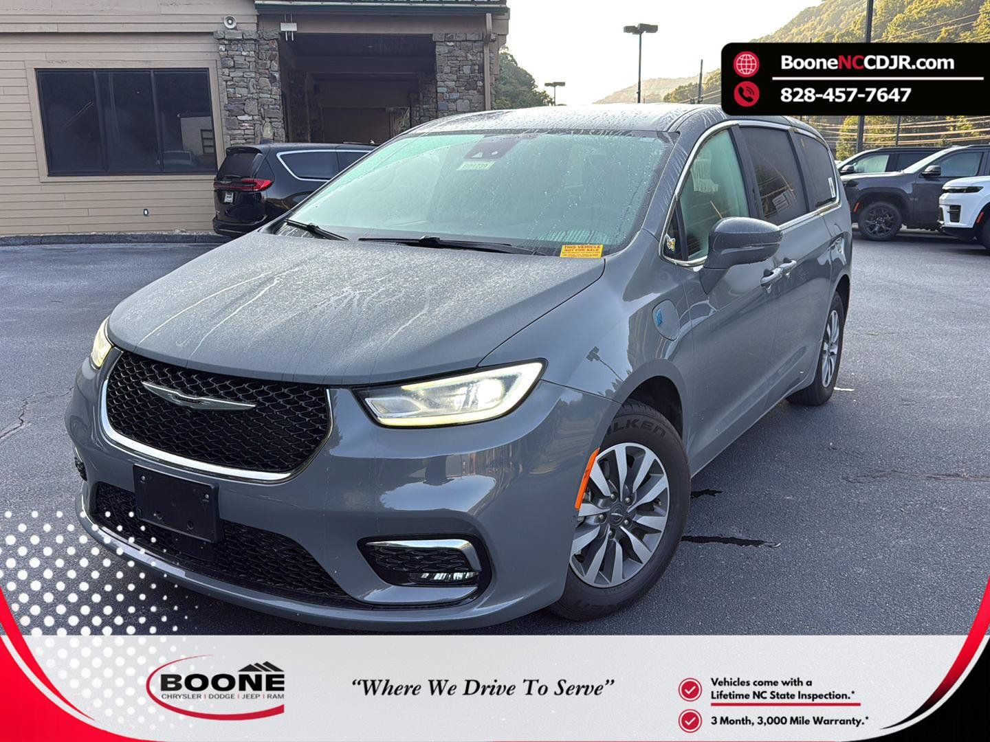 Used 2022 Chrysler Pacifica Touring-L w/ Uconnect Theater Family Group FWD image 1
