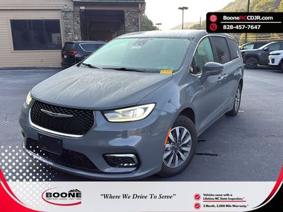 Used 2022 Chrysler Pacifica Touring-L w/ Uconnect Theater Family Group