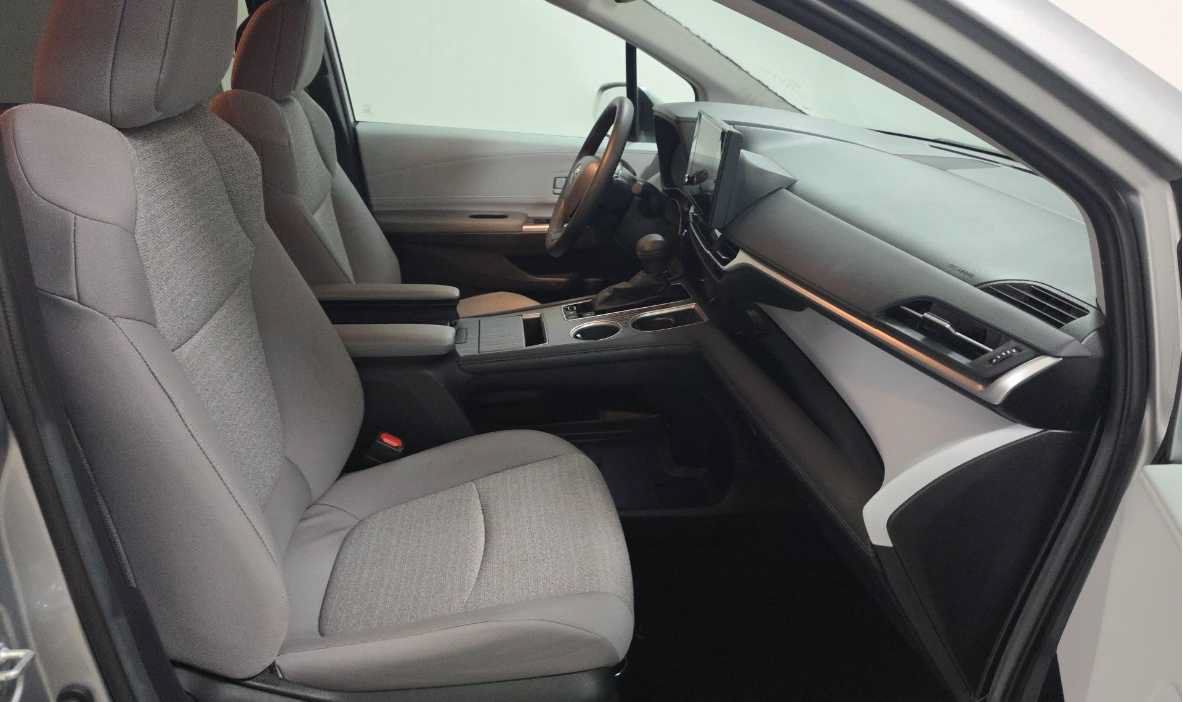 Used 2025 Toyota Sienna LE FWD image 9