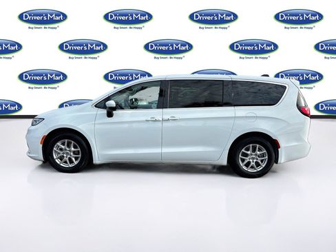Used 2023 Chrysler Pacifica Touring-L FWD image 4