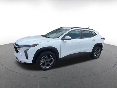 Used 2025 Chevrolet Trax LT w/ LT Convenience Package image 9